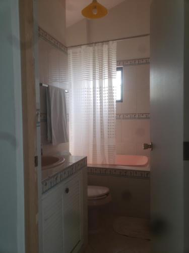 uma casa de banho com um lavatório, um WC e um espelho. em Delfin bnb em Cruz de Huanacaxtle