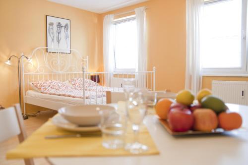 ein Esszimmer mit einem Tisch und Obst darauf in der Unterkunft Vienna Central Apartments in Wien