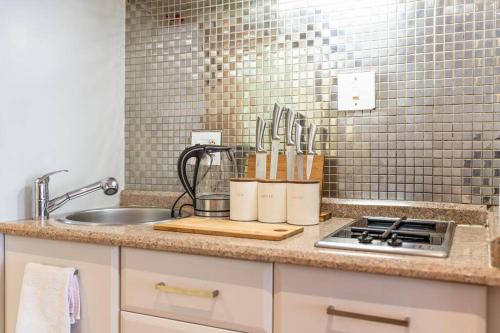 Kuchyň nebo kuchyňský kout v ubytování Modern apartment in culturally vibrant Melville 22