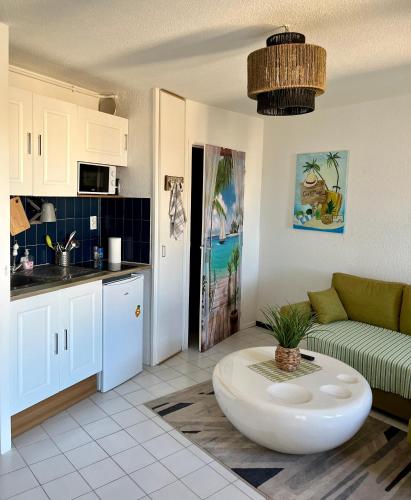 Studio lumineux avec vue sur la mer