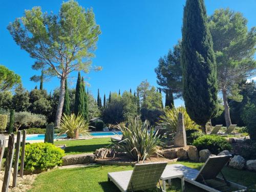 Κήπος έξω από το Le Clos des Cyprès Maison d'hôtes de charme - Diner Gourmet & Bien-être