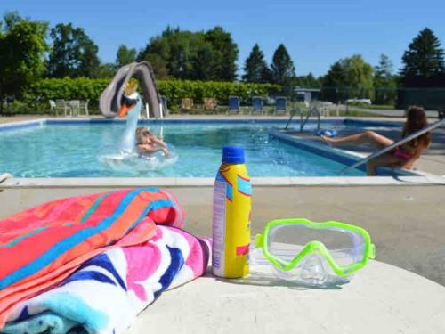 - une piscine avec une serviette et une bouteille d'eau dans l'établissement Cozy Canadian Lakes Cottage, à Stanwood