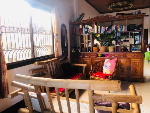 Habitación con sillas, mesa y ventana en Hub Backpackers Hangout en Corón