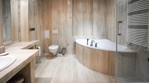 a bathroom with a tub and a toilet at Apartament Wschodnia in Lublin