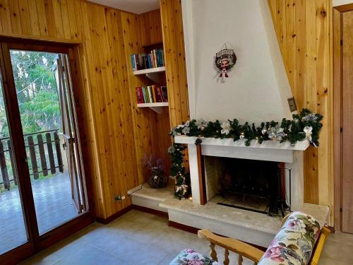 un soggiorno con camino e decorazioni natalizie di NadSan Mountain House a Camigliatello Silano