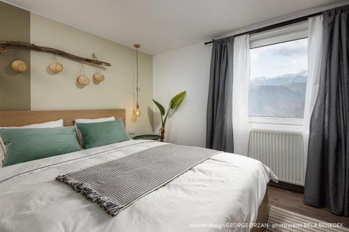 una camera con un grande letto e una finestra di Casa269b - Cozy house with scandinavian design a Moieciu de Jos