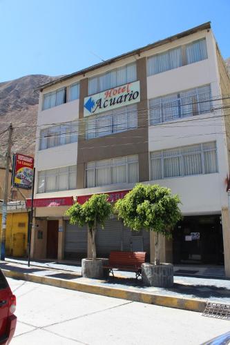 un edificio con un banco delante de él en Hotel Acuario en Churín