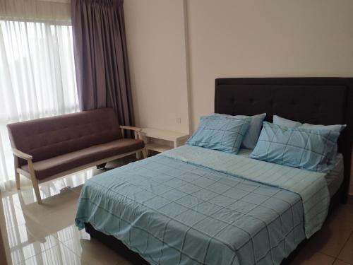 een slaapkamer met een bed, een stoel en een raam bij Hyve Soho Suite - Netflix in Cyberjaya