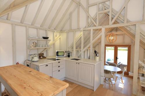 Η κουζίνα ή μικρή κουζίνα στο The Cowshed, Tunbridge Wells