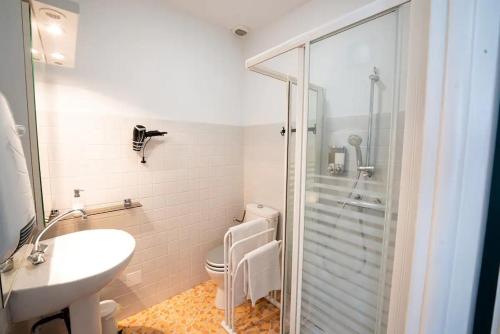 Kúpeľňa v ubytovaní Appartement centre village, clim et parking gratuit