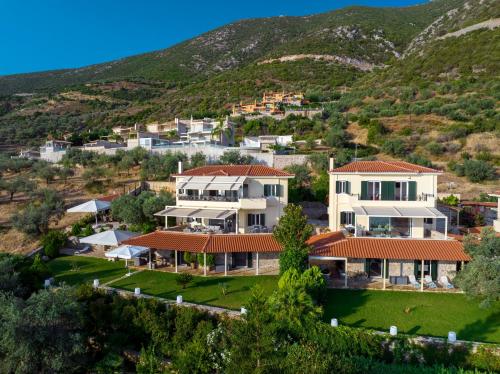 una vista aérea de una casa con una montaña en Villa Haven United, en Palaia Epidavros
