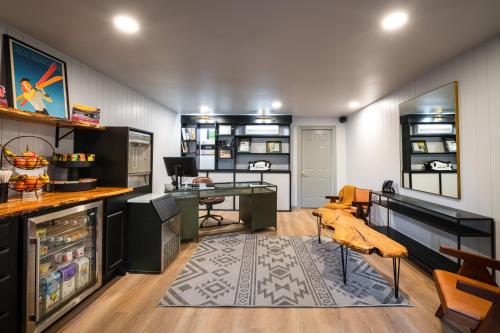 Cette chambre dispose d'une cuisine avec un bureau et une table. dans l'établissement Riverhouse by Weekender formerly Jack Daniels Inn, à Peterborough