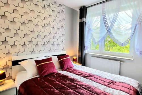 1 dormitorio con cama y ventana en Cozy RED ROSE Apartment, 2 rooms Down Town, en Cracovia