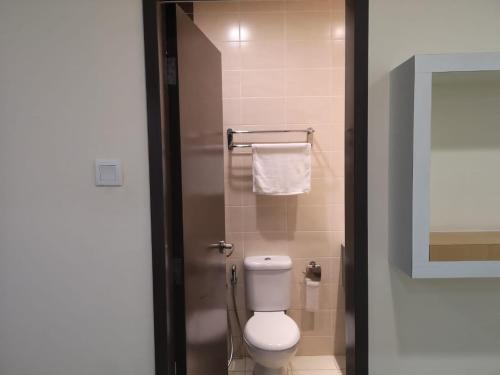 uma casa de banho com um WC branco e um chuveiro em Shaftsbury residence cyberjaya studio suites with free parking em Cyberjaya