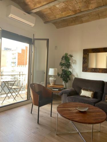 uma sala de estar com um sofá e uma mesa em Espectacular Tarragona Corsini Apartment-2, en el centro, con parking em Tarragona