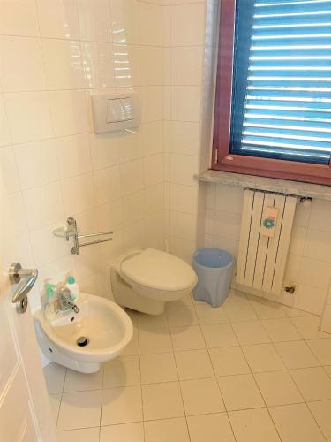 bagno bianco con servizi igienici e lavandino di Maison 26 Campobasso a Campobasso