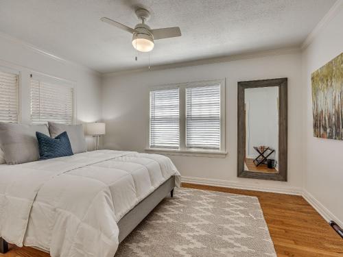 1 dormitorio con 1 cama grande y ventilador de techo en The Charming Pecan Place! en Oklahoma City