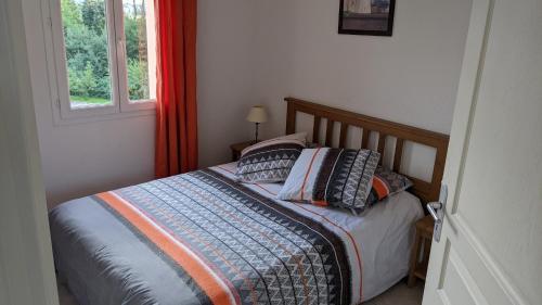 ニヨンにあるMaisonnette dans domaine avec piscine à Nyons, pays des olivesのベッドルーム1室(枕付きのベッド1台、窓付)