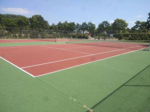 a tennis court with two tennis courts at HÜBSCHES FERIENHAUS IN OUDDORP - fußläufig zum Strand und Zentrum in Ouddorp