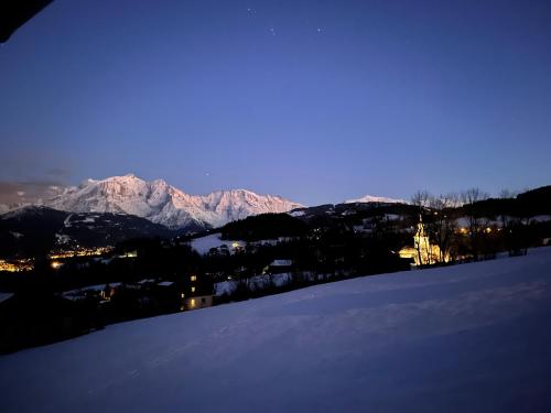 Blick auf einen verschneiten Berg mit schneebedeckten Bergen in der Unterkunft Chalet à Cordon face à la chaîne du Mont Blanc in Cordon