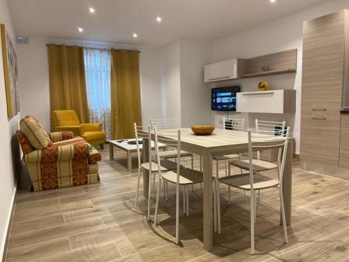 uma cozinha e sala de jantar com mesa e cadeiras em Sliema Living em Sliema