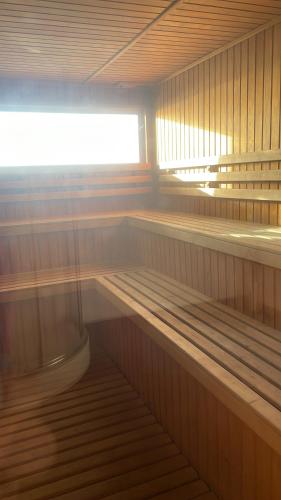 una sauna vacía con ventana y paredes de madera en El Encanto del Pacífico a tus pies, en Concón