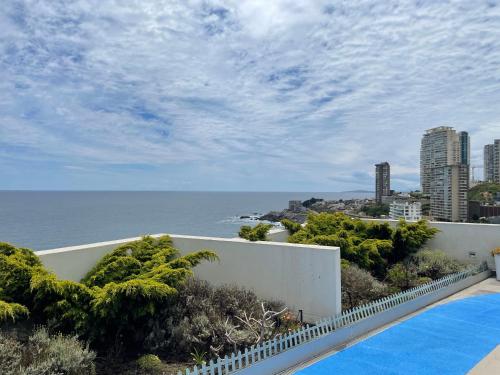 a view of the ocean from a house with a swimming pool at Una vista increíble al Pacifico in Concón