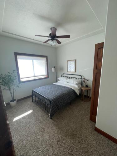 Cama o camas de una habitación en Friendly Falls Staycation