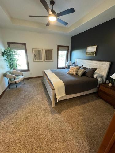 um quarto com uma cama e uma ventoinha de tecto em Friendly Falls Staycation em Sioux Falls