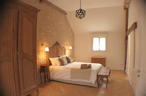 Le Domaine des Cyclamens في Verneuil-sur-Indre: غرفة نوم مع سرير أبيض كبير في غرفة