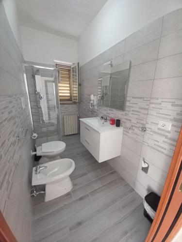 フォルミアにあるb&b Il Girasole Formia Guesthouseのバスルーム(トイレ2つ、シンク、鏡付)