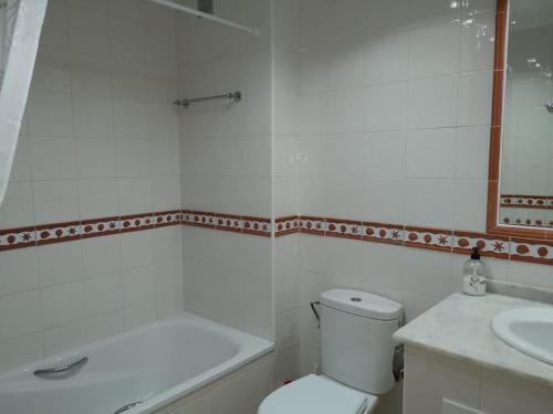 een badkamer met toilet, bad en wastafel bij Casa JC in Orihuela