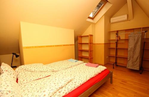 Кровать или кровати в номере Pal's Hostel and Apartments