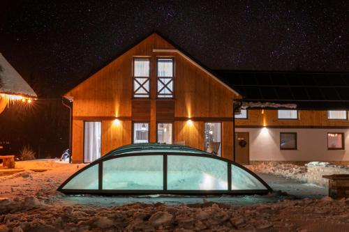 a glass dome in front of a house at night at REZYDENCJA SPISZ dom 12 osób, podgrzewany basen, sauna, jacuzzi- velo Czorsztyn, Niedzica in Niedzica Zamek