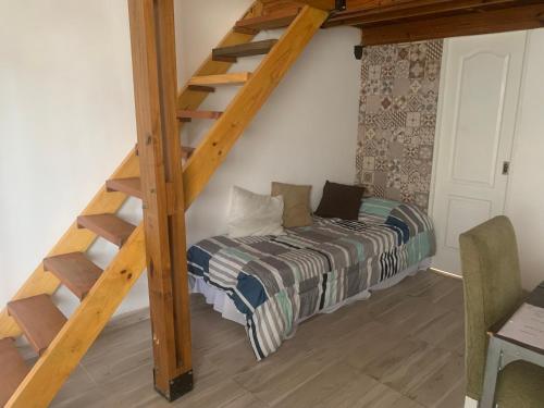 1 dormitorio con litera y escalera de madera en AQUI ES 2 !!! en Banfield