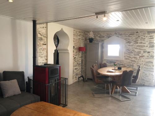 sala de estar con mesa y sofá en Le Pré d'Olonne, en Olonne-sur-Mer