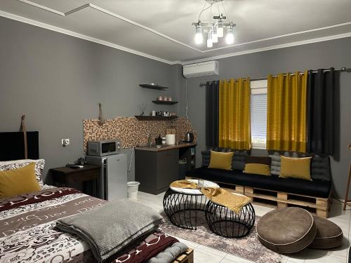 ein Wohnzimmer mit einem Bett und einem Sofa in der Unterkunft Koa Studio Apartment in Korçë