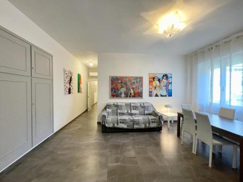- une chambre avec un lit, une table et des chaises dans l'établissement La casa dell’artista - Levanto, 5 Terre, à Levanto