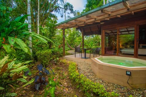 a jacuzzi tub in the backyard of a house at El Jardin Lodge & Spa in Puerto Misahuallí