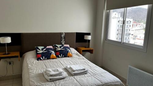 1 dormitorio con 1 cama con 2 toallas en Luminoso a dos cuadras de la plaza en Salta