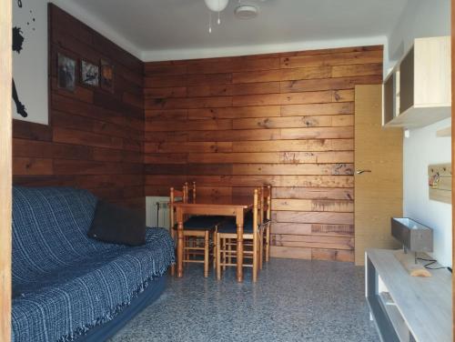 1 dormitorio con 1 cama y pared de madera en Alquiler en importante zona de escalada !! en Camarasa