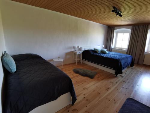 1 dormitorio con 2 camas y suelo de madera en Ferdlhof Ferienwohnung, en Ulrichsberg