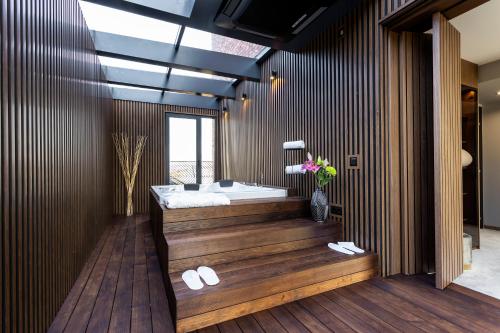 uma casa de banho com banheira de imersão e piso em Abrazo Sofia Hotel by HMG em Sófia