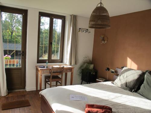 เตียงในห้องที่ L'Oisiveraie - suite écologique, accueil paysan, 2-3pers