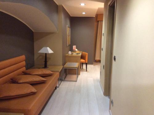a room with a bed and a table and a desk at Hotel Motel Futura in Paderno Dugnano