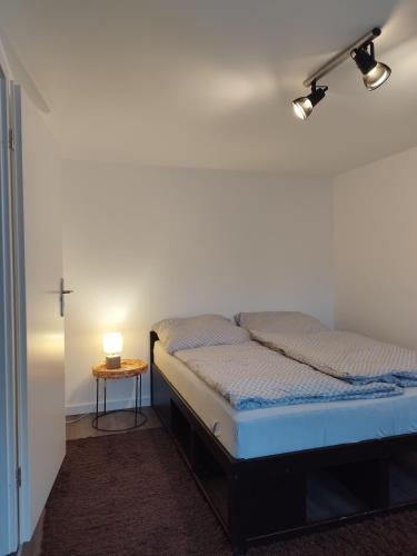 een bed in een kamer met een kaars op een tafel bij Ferienhaus in Handewitt kurz vor dänischen Grenze in Handewitt