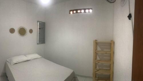 マラゴージにあるCasa Maria Bonitaのベッドと棚のある小さな部屋