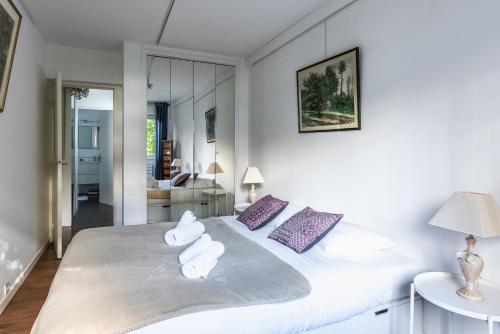 - une chambre avec un grand lit blanc et 2 oreillers dans l'établissement Amazing Apartment - 6 guests - 5 min from Gare de Lyon, à Paris
