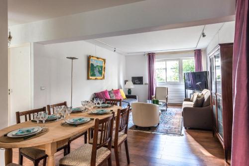 une salle à manger et un salon avec une table et des chaises dans l'établissement Amazing Apartment - 6 guests - 5 min from Gare de Lyon, à Paris