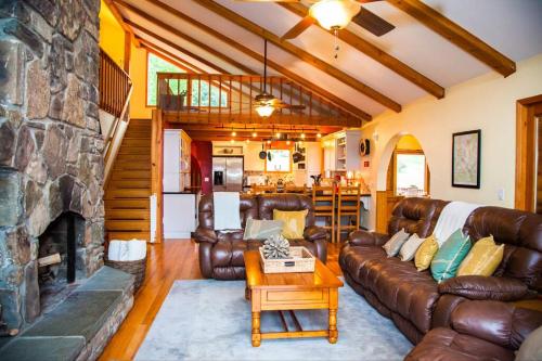 Χώρος καθιστικού στο Birch Creek Lodge